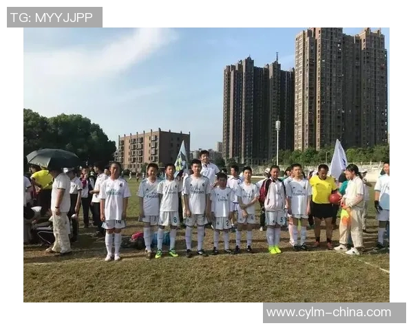 鲁能与力帆女球迷激情对决展现足球魅力与青春风采